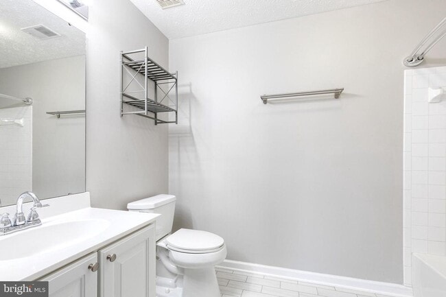 Building Photo - Gorgeous 2bd 2bth Penthouse Condo Completely Updated & Ready To Move In!