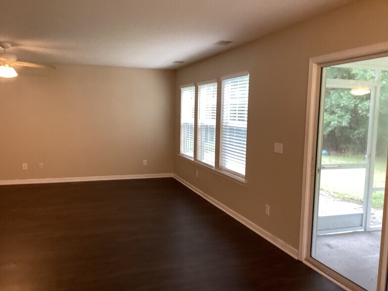 Building Photo - 493 Live Oak Walk