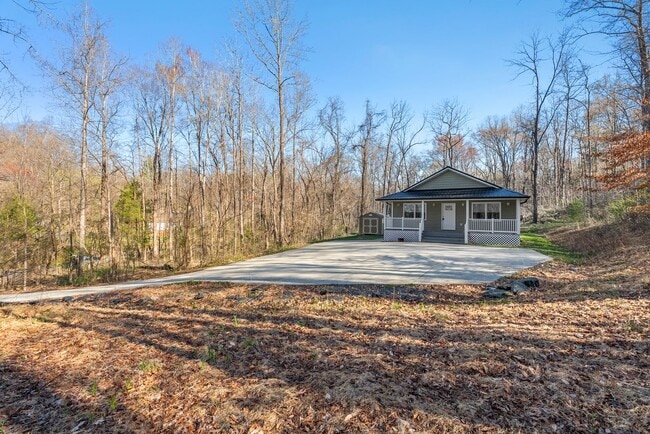 Building Photo - 3-Bedroom in Town of Farmville with Privacy and Convenience!