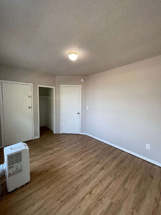 Building Photo - Spacious 3-Bedroom, 2-Bathroom Apartment with **Portable AC Unit Included** in NW Portland