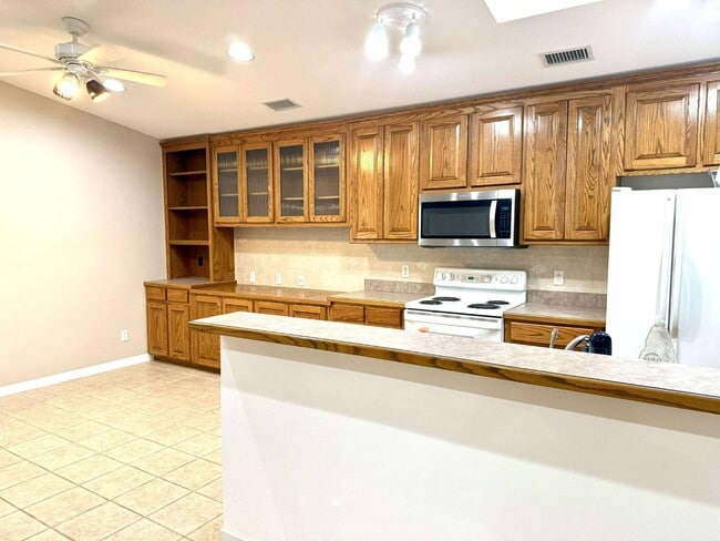 Building Photo - 305 E Mescalero Rd