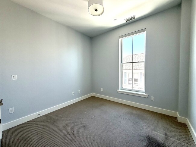 Building Photo - 13 W Central St