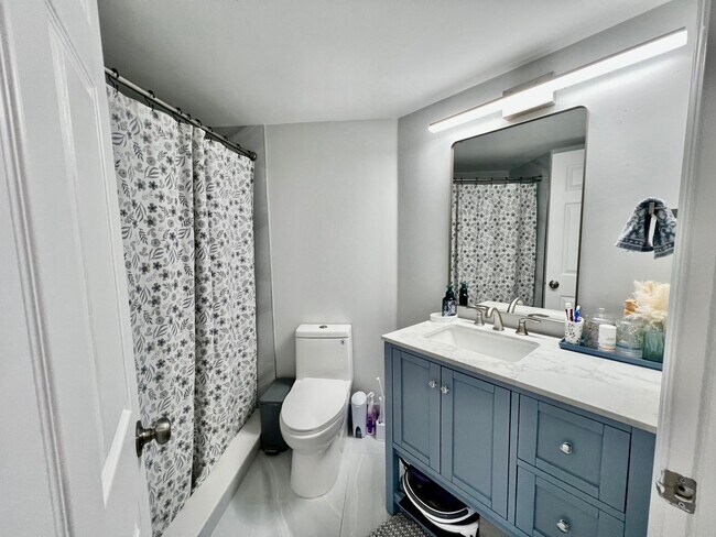 Building Photo - 2033 SE 10th Ave