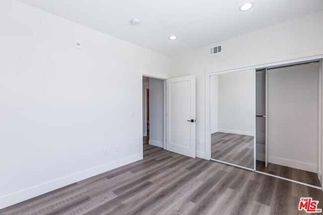 Building Photo - 857 Hayworth Ave