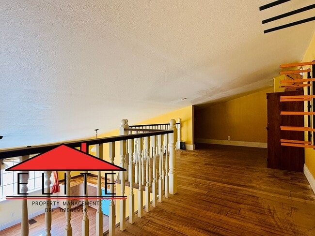 Building Photo - AVAILABLE NOW!!