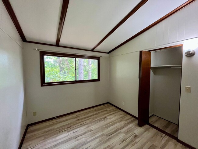 Building Photo - 3 Bed 1 Bath in Rhinelander on the water!