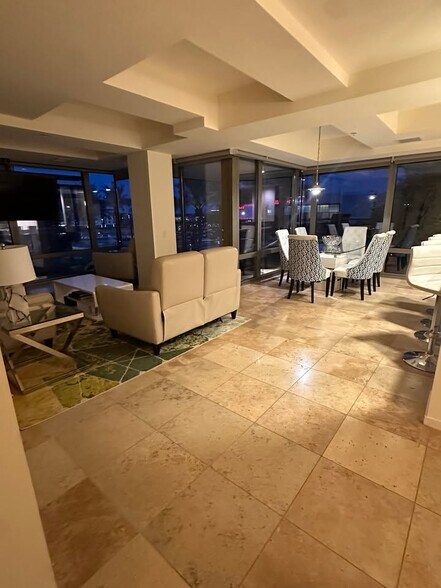 Building Photo - 7137 E Rancho Vista Dr