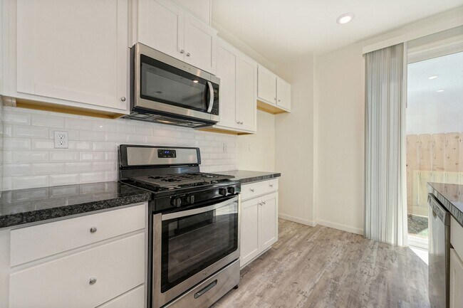 Building Photo - Fully Furnished Mid-term Rental