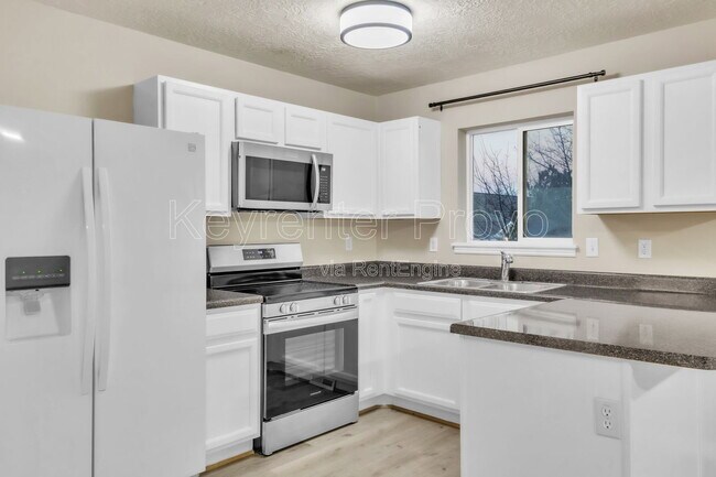 Building Photo - 2004 Churchill Dr