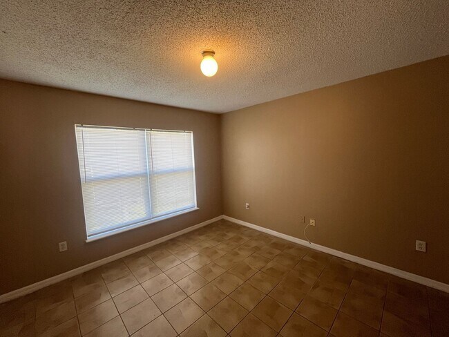 Building Photo - 204 Canterbury Ct