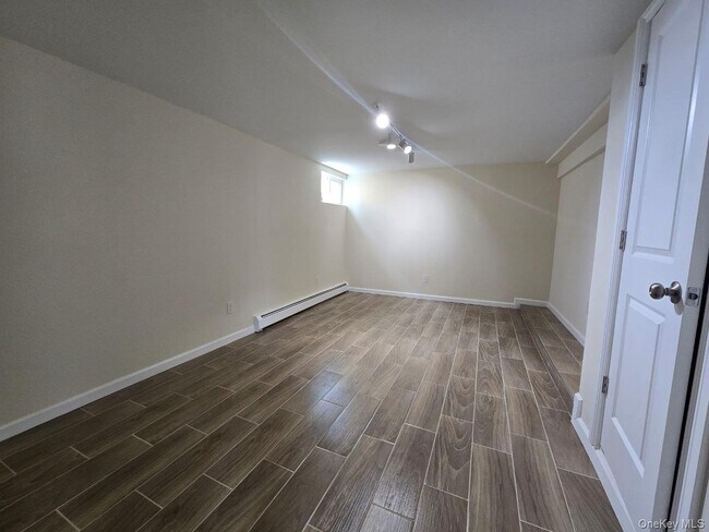 Building Photo - 60 Homecrest Ave