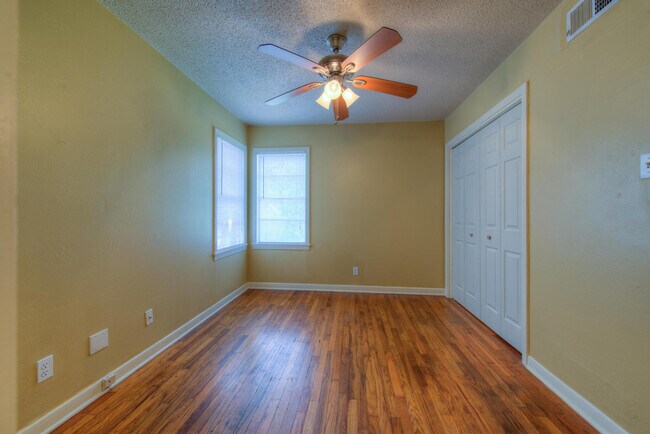 Building Photo - UT PRE-LEASE: 4 bed/2 bath North Campus home for pre-Lease. Features wood floors and many updates