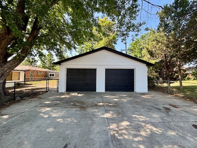 Building Photo - South Denver Brick Ranch
