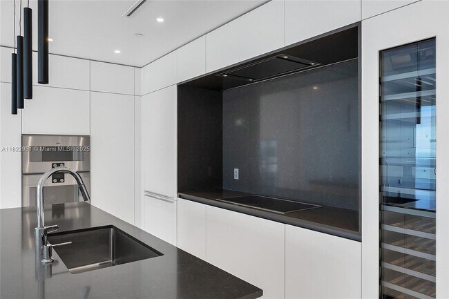 Building Photo - 300 Biscayne Blvd Way