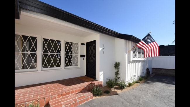 Primary Photo - Beautiful single family home in Upper Holl...
