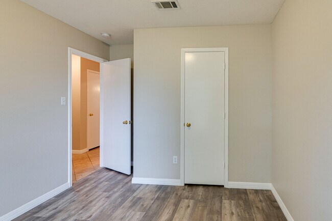 Building Photo - 6718 Valley Branch Dr