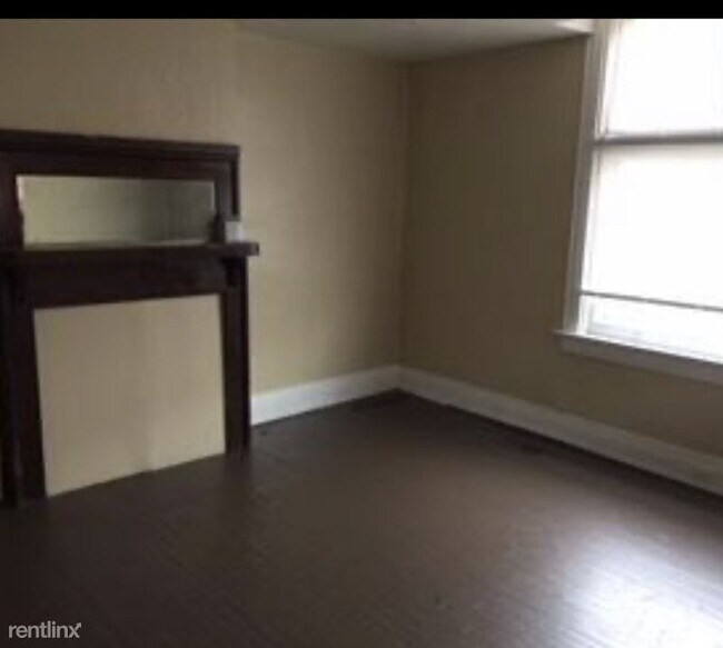 Building Photo - 218 E 9th St