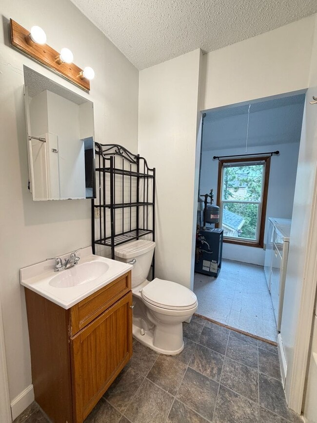 Building Photo - Upper Level 2 Bedroom Apartment - AVAILABLE TODAY