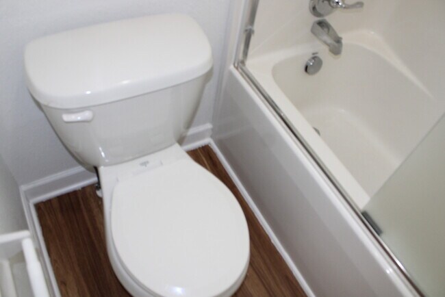 Building Photo - Beautiful 3 bedrooms and 2.5 baths with vanity in ALL ELECTRIC townhome in Blue Springs, MO