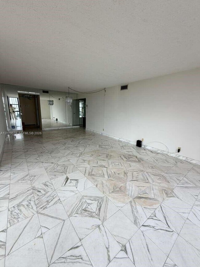 Building Photo - 20379 W Country Club Dr