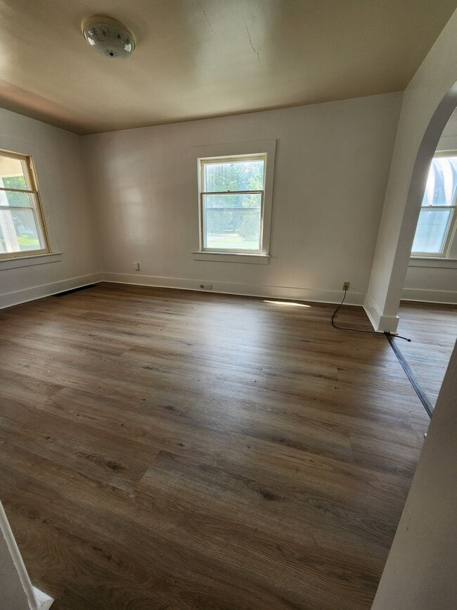 Building Photo - 812 Brentwood Rd