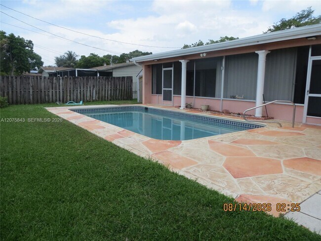Building Photo - 8570 Sunset Strip