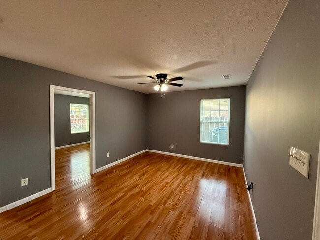 Building Photo - Lenoir City 37771 - Duplex, 2 bedroom, 1 bath unit - Contact Chad Weeks 865-567-6193