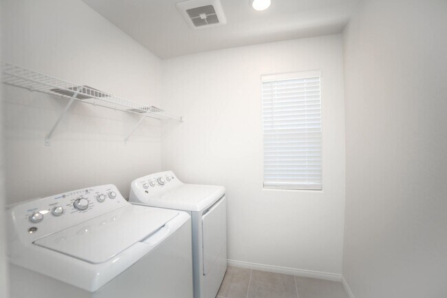 Building Photo - MOVE-IN READY! AMAZING 2023 3-BEDS 2.5 BAT...