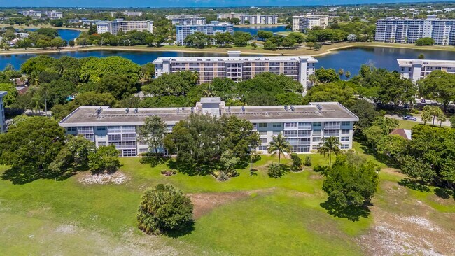 Building Photo - 2800 N Palm Aire Dr