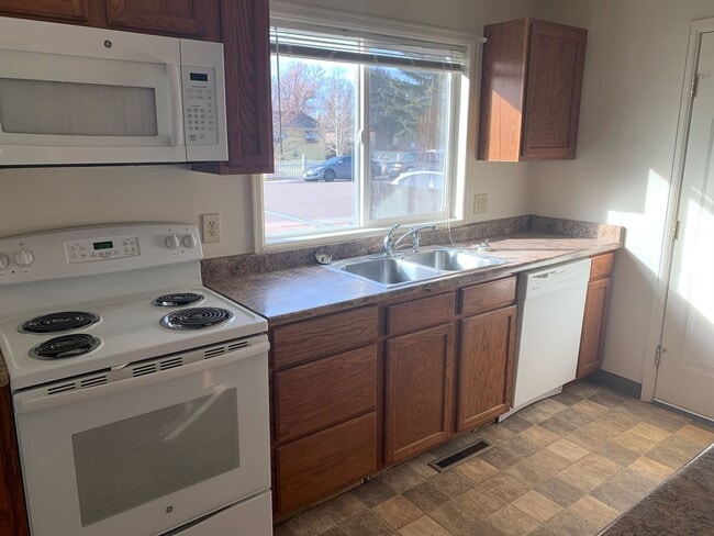 Building Photo - Fantastic 3BD/1BA!