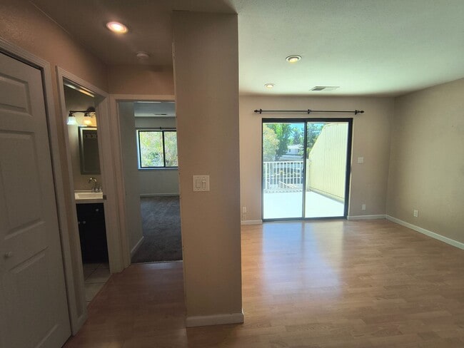 Building Photo - 1BED/1BATH Condo Located in a Quiet Area of Downtown Concord, Ca!!