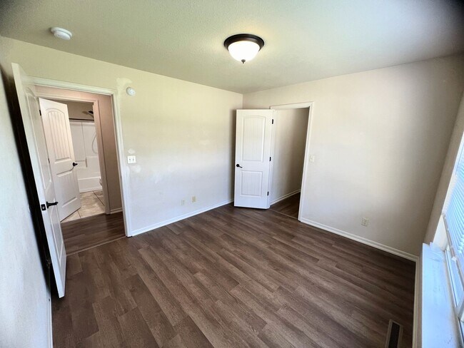 Building Photo - Fenced home close to FLW!