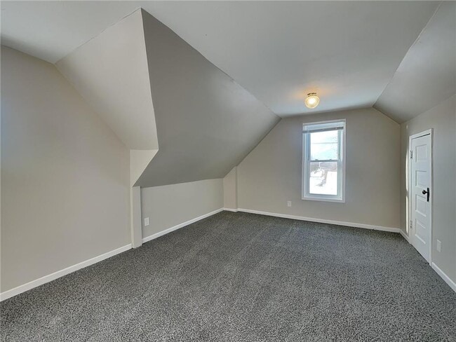 Building Photo - 1115 19th Ave NE