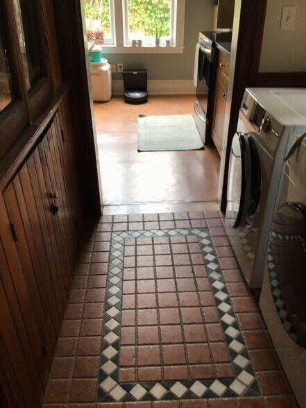 laundry room - 212 S Albany St