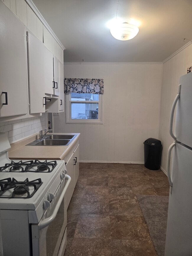 Kitchen - 3824 N Dayton Ave