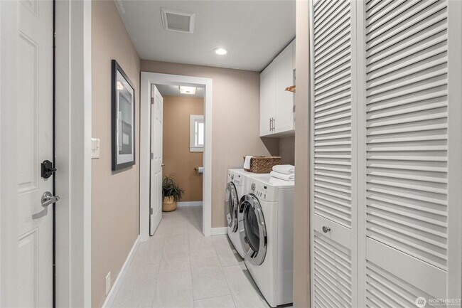 Building Photo - Classic Mid-Century Rambler with Modern Co...
