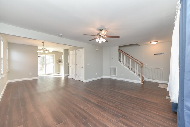 Building Photo - Beautiful 3BR/2.5BA in North Nashville!