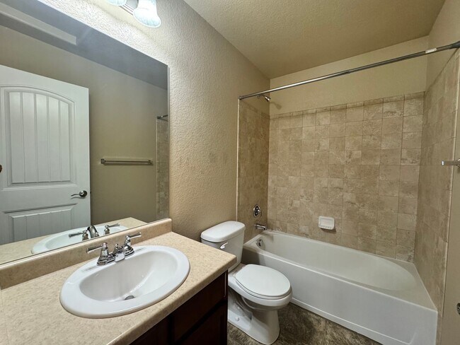 Building Photo - 3 Bedroom in Sierra Springs
