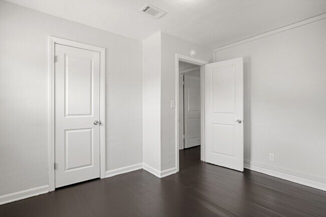 Building Photo - 207 Tonawanda Dr