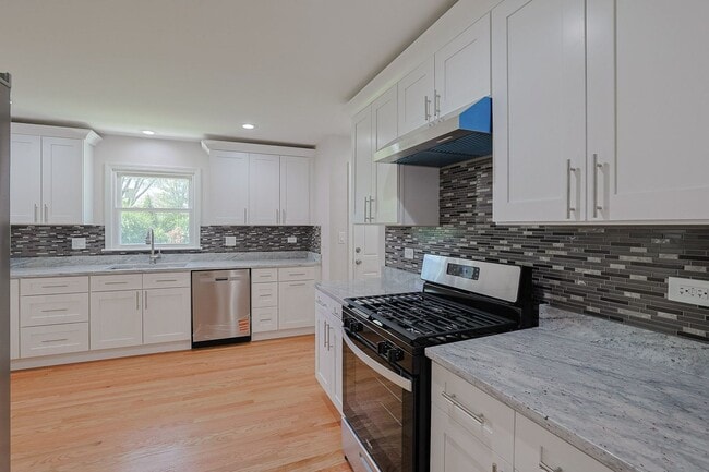 Building Photo - 2232 Sprucewood Ave