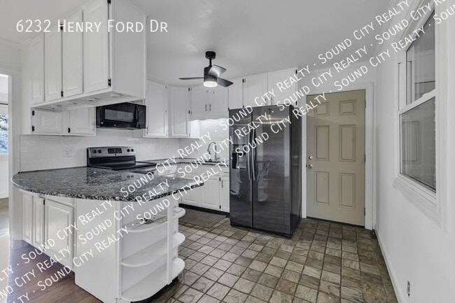 Building Photo - 6232 Henry Ford Dr
