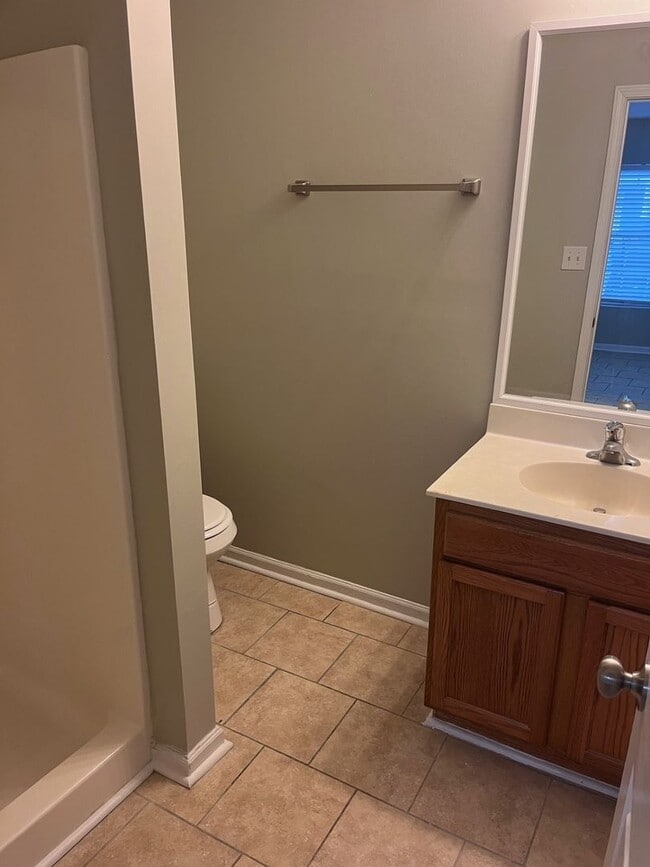 Building Photo - 3 Bedroom 3 Bathroom Townhouse!