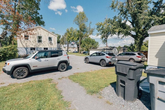 Building Photo - 905 Hill St