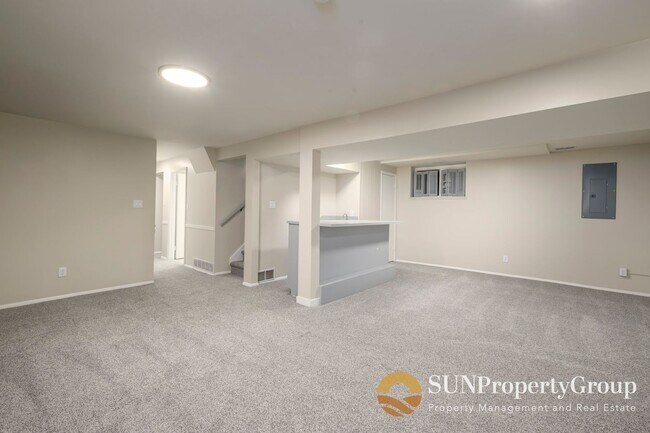 Building Photo - Stunning Remodeled Home in Desirable Cottonwood Heights!
