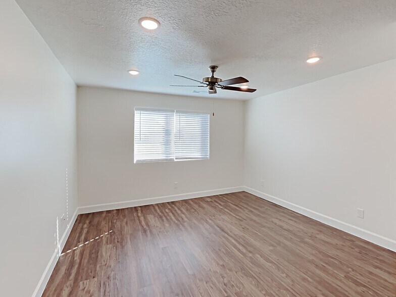 Building Photo - 1288 N Rickshaw Ln