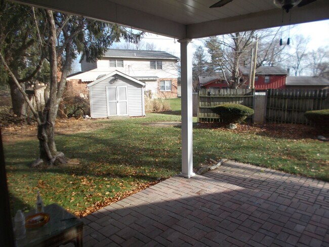 Building Photo - Welcome to this Stunning and Expansive 3 Bedroom, 2 1/2 Bath Home in the Desirable Oak Park Area ...