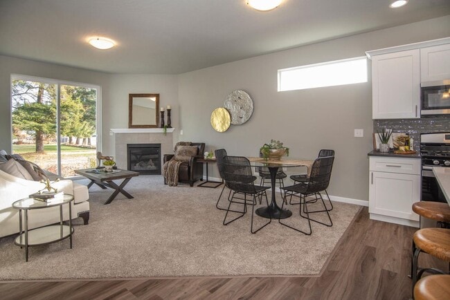 Building Photo - MOVE IN SPECIAL **Move-in Special of 2 months free with a 12- or 18-month lease** 2 Bed 2 Bath Si...