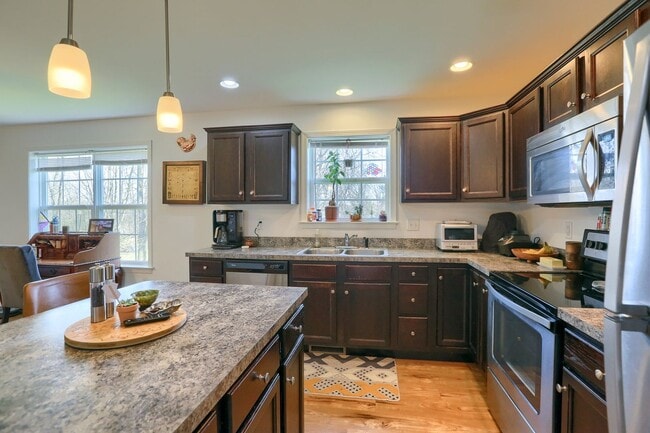 Building Photo - Newer build 2,000 sq ft 3/BR 2.5 bath luxury townhome FULLY FURNISHED