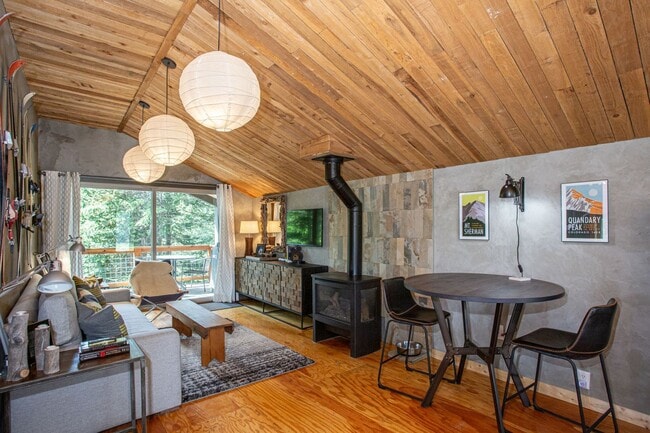 Building Photo - Adorable Mountain Cabin available for a Wi...