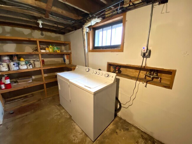 Building Photo - 4 Bedroom House Near MSUM!